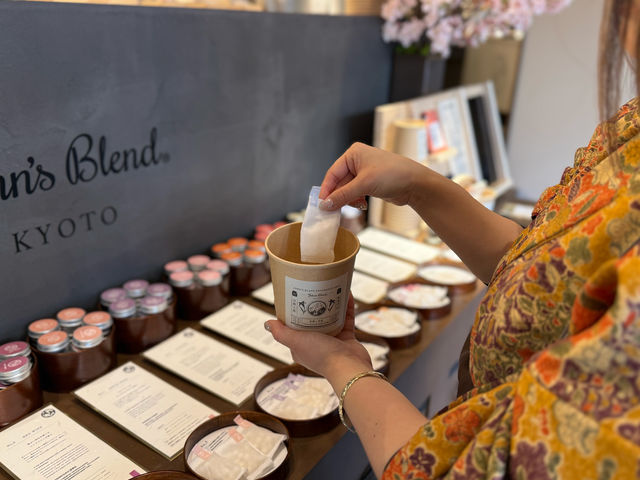 お好みの香りをじっくりと選んでいきます_John's Blend 京都錦市場店