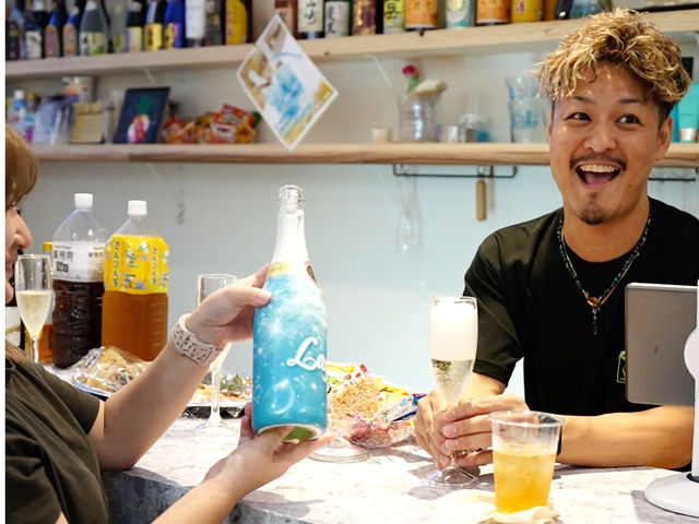 日が暮れたらにぎやかなバーに変身!観光客も地元の人も一緒になって、沖縄の夜を楽しんじゃおう!_Art&Bar Lagoon
