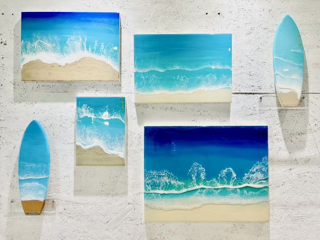 世界に一つだけの海がずらり!スタッフの作品も展示販売中です。見て「こんな感じで」とオーダーも可能!あなたの理想の海を見つけてください♪_Art&Bar Lagoon