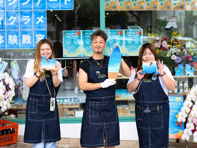 昼も夜もノリノリ営業中!陽気なスタッフが、いつでも笑顔でお出迎え。アートもバーも全力で楽しませます♪_Art&Bar Lagoon