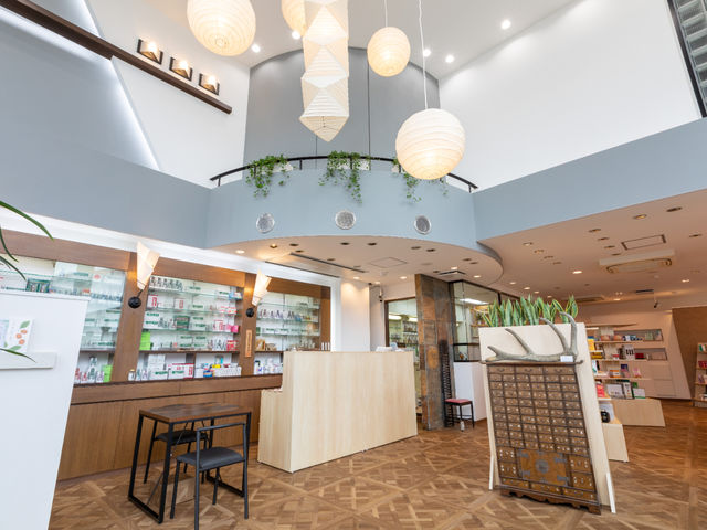 入ってすぐ吹き抜けの空間です
2022年6月に店内改装しました_漢方の春日部第一薬局