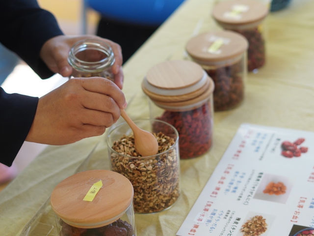 薬草をご自分でお選び頂きます_漢方の春日部第一薬局