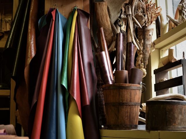 店内では様々な革やレザークラフト材料を販売_革工房GYPSY