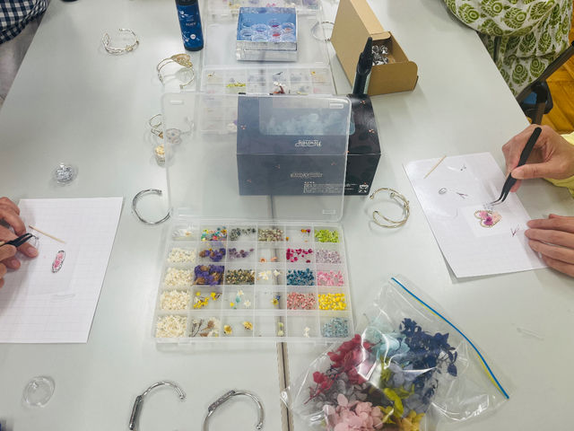 バングル作り
ピンセットでお花を並べ入れていきます_Acc.miyaaa(フラワーアクセサリー体験教室)
