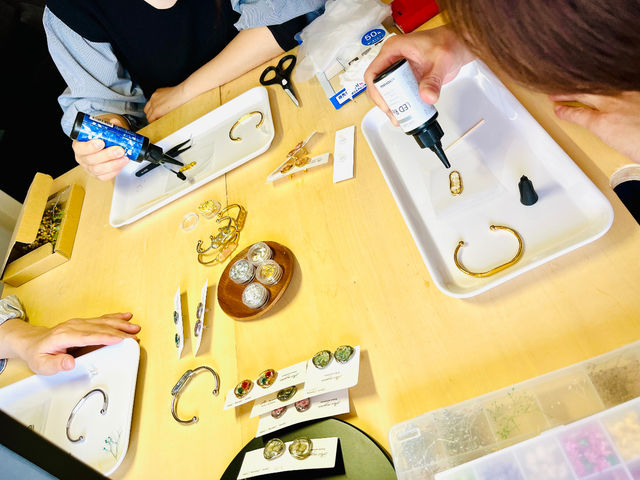お花を入れたらレジン液をすこしずつ流し固めていきます。
この作業を何度も繰り返し行います。_Acc.miyaaa(フラワーアクセサリー体験教室)