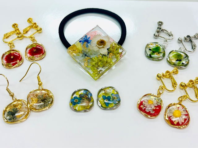 ヘアゴム、イヤリング、ピアス
個性豊かなアクセサリーができました_Acc.miyaaa(フラワーアクセサリー体験教室)