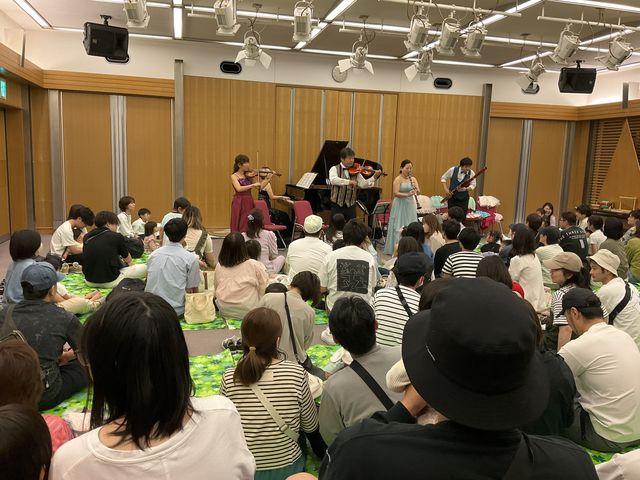 レジャーシート席もあり、リラックスして楽しめます_海老名市文化会館・アンフィニシアター神奈川