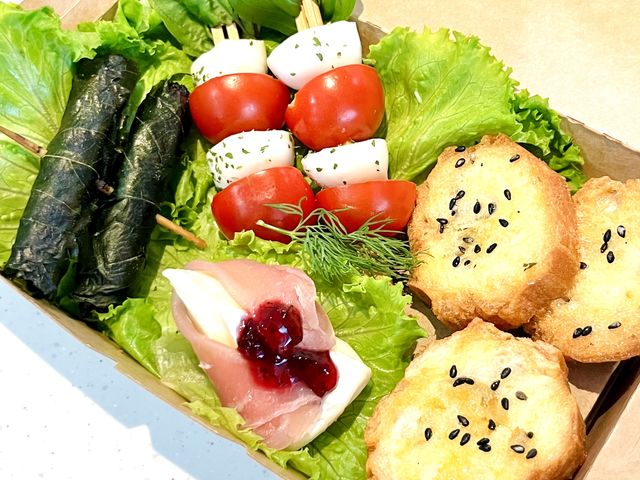 仙台駅ナカのFermenteriaによる発酵カクテル(ノンアルあり)と、
地元食材のプチオードブルが楽しめる大人の特別空間。_ヨイアカリ仙台