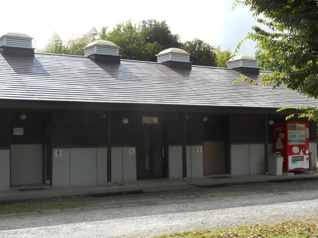 トイレ・シャワー棟_稲ヶ崎キャンプ場