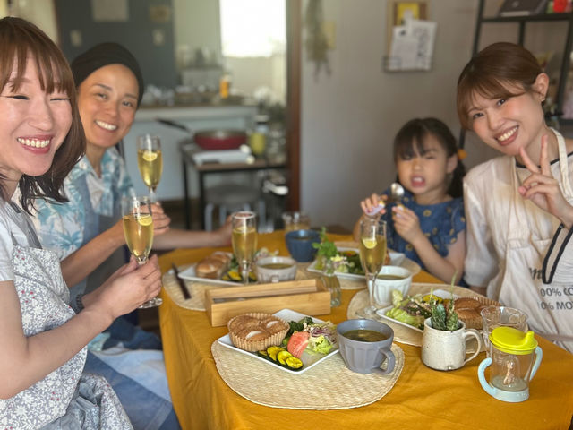 みんなで楽しくパンをつくって、先生が焼いたぶんを試食します_やまぱん工房