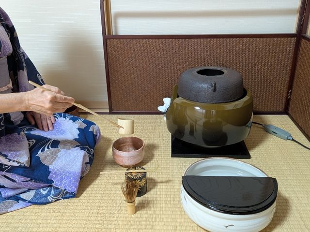 茶室体験の亭主の点前の写真_抹茶カフェ穏花
