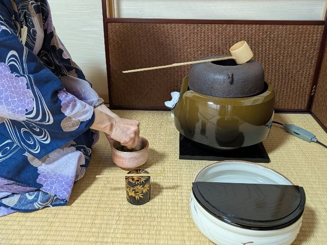 亭主が抹茶を点てている写真_抹茶カフェ穏花