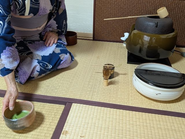 亭主から抹茶が出されている写真_抹茶カフェ穏花