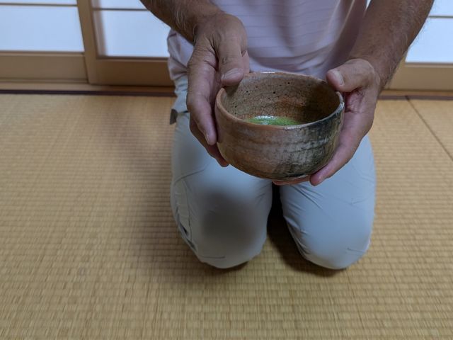 お客様がお茶をいただく写真_抹茶カフェ穏花