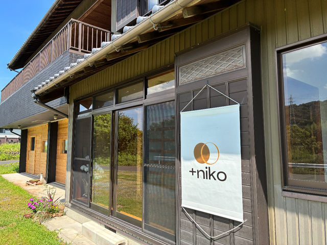 ロゴのタペストリーも目印に!_工房 +niko