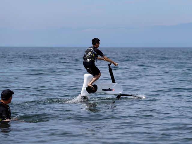 海上のサイクリングに出発!! ※泳いでいる魚が見えるかも・・。_Hydrofoil Bike