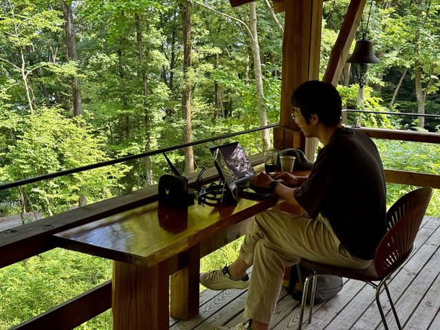 真剣にお仕事中_神社の杜のワーキング・プレイス 8MATO