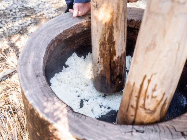 臼と杵で餅つき_古民家お宿いがぐり