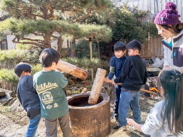 臼と杵で餅つき_古民家お宿いがぐり