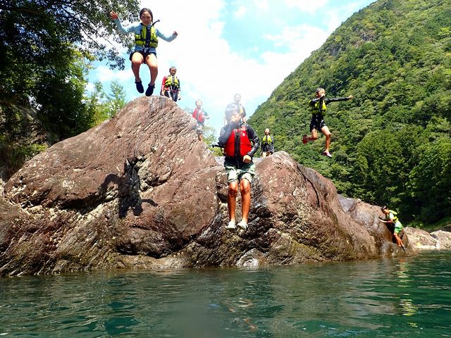 清流宮川や山々に抱かれた地域の自然や文化を生かした様々な環境教育プログラムがあります。_NPO法人大杉谷自然学校