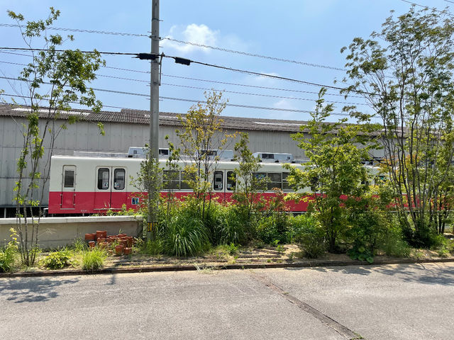 目の前には琴電の線路があり15分おきに電車が通過します_letta