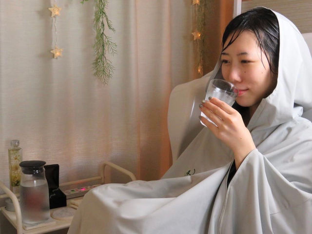 ハーブミスト吹き出し口を避け 備え付けのクッションの上に楽な姿勢で座って頂きます。ハーブの蒸気を逃がさないようにケープの裾を内側に折り込んで足の下に敷きます。_温活美活salon perle