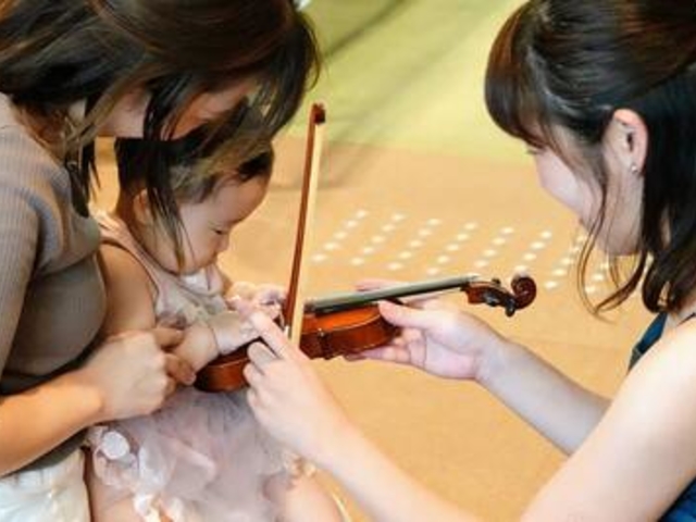 ヴァイオリン体験の様子_ひばりホール・アンフィニシアター東京府中