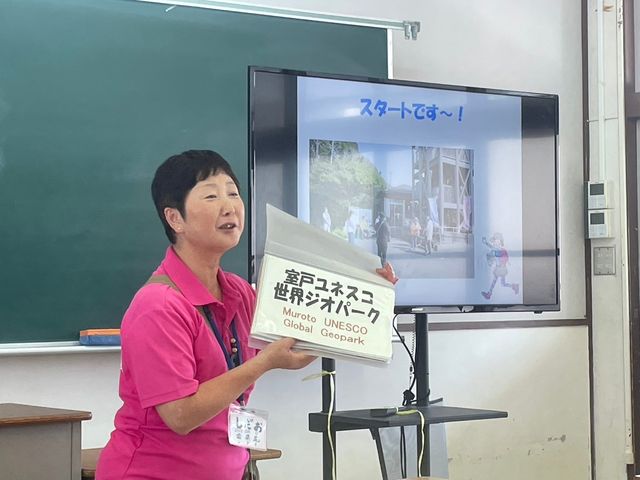 ジオガイドの様子。室戸の郷土文化・生活・自然について等なんでも聞いてください_おうち宿しだお