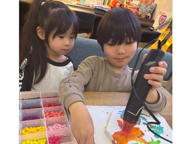 小さいお子様から大人まで、クレヨンの色が混ざり合って自分彩を彩る瞬間は感動が隠せない。
※素材はCEマーク
機材は講師指導の元、使用しております。_Bar Bliss