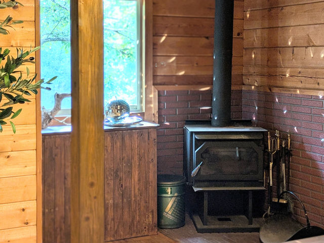 インテリアのミラーボールが夕方1時間程キラキラする時間あり(※15時前後※天候によりならない日もあります)_BBQレンタルスペース chill