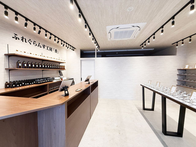 浅草寺二天門出口より徒歩2分!1F路面店なので道に迷う心配はありません♪浅草のデートコースに組み込みやすい好立地です。_ふれぐらんす工房「香」浅草店