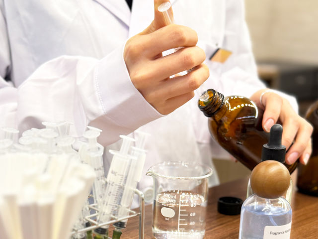 細かな調香等は経験豊かな専門スタッフがアドバイスをいたしますためご安心くださいませ。
リラックスしながら香りと向き合う時間をお楽しみくださいませ。_ふれぐらんす工房「香」浅草店