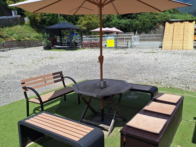 ☆当場ぽにぃているで販売しております軽食やジェラートに各種お飲み物をこちらでゆったりとお楽しみ頂けます。
☆カフェご利用無料テーブルは2カ所御座います。_ぽにぃている