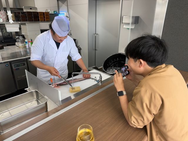 目の前で採れたてのうなぎを捌きます_平沼水産上里halk