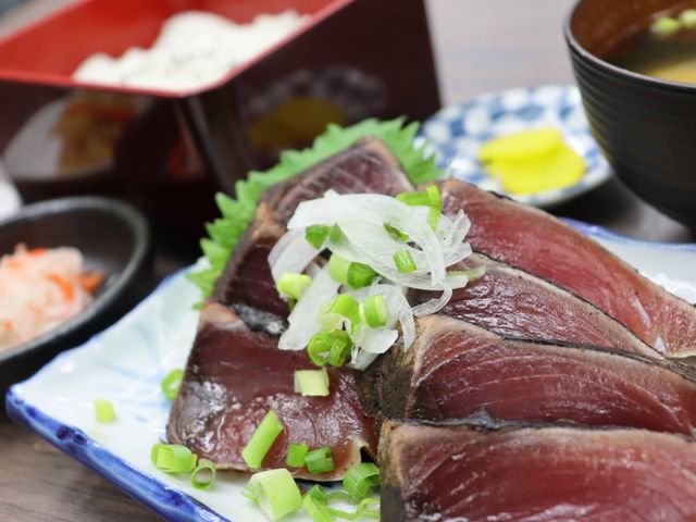 自分で藁焼きしたカツオのたたきをおかずに食べるランチは最高!_室玄