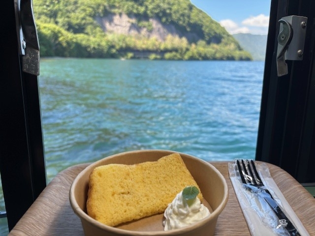 ふわふわで口どけの良い、湖上カフェ自慢のシフォンケーキ。_Enjoy とわだこ