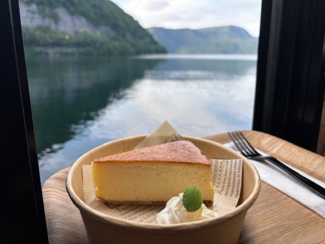 しっとり濃厚で湖上カフェでの特別なひとときを彩る定番スイーツです。_Enjoy とわだこ