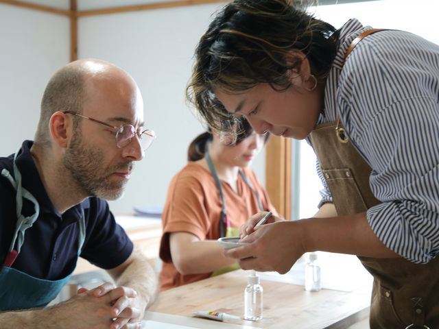 講師は、英語、フランス語も話します。日本の方も、海外の方も別け隔てなくどなたでも参加していただけます。皆さまに寄り添いながらワークショップをご提供します!_MUSUBI 結び