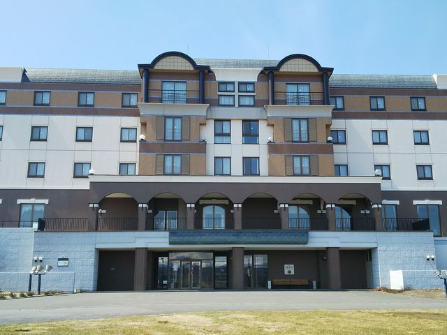 小高い丘の上に建つ、西洋風のホテルです_富良野ホップスホテル
