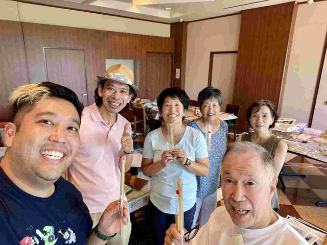 英語が話せるスタッフがいますので、日本語が話せなくても楽しいものづくり体験をしていただけます_京都 竹灯籠工房