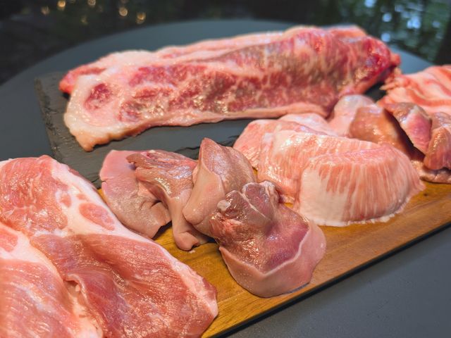 旨味と甘みが強い那須の銘柄豚を使用_グランピングカフェ&BBQ"たき火"