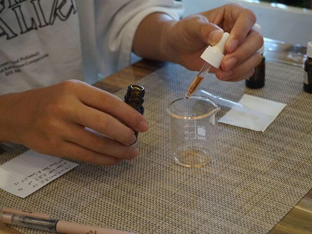 香りを一滴ずつブレンドして、自分だけの調合を体験。好みの香りのバランスを見つけていくワクワクの時間。完成した作品は世界にひとつだけの宝物に。_アロマショップ LOVEHOUSE