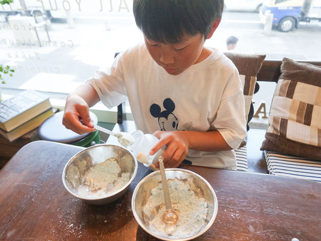 香りや色を選んだり混ぜたり、作り方はとっても簡単!ワクワク感いっぱいの体験で、子どもから大人まで楽しめます。_アロマショップ LOVEHOUSE