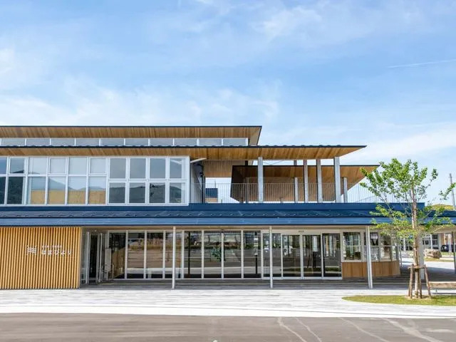 道の駅はまびよりは国道27号沿いの、JR美浜駅前に位置する道の駅。屋根付きイベント広場と一体となった開放的な空間や公園的広場を整備。_一般社団法人 若狭美浜観光協会