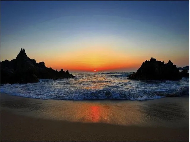 日本のハワイと呼ばれる美しいビーチ。透き通るような海と白い砂浜が魅力で、海水浴やサンセット鑑賞に最適です。_一般社団法人 若狭美浜観光協会