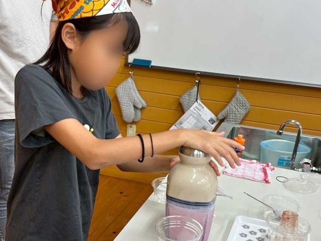 小学生コースでは、冷凍いちごを使って自分の手でシェイクづくりに挑戦!
真剣な表情でブレンドする姿に、お母さんも思わず笑顔に。_苺屋 いちかわ農園