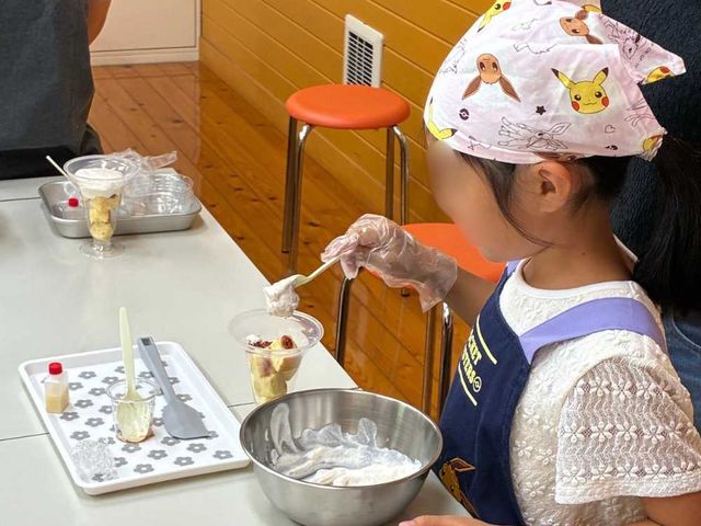 自分で作るって楽しい!
スポンジにクリームを重ねて、世界にひとつの苺パフェづくり。完成までわくわくが止まりません♪_苺屋 いちかわ農園