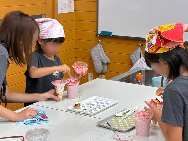小学生コースでは苺パフェ&シェイクづくり。
自分で作って、自分で味わう達成感!友達と協力して楽しむ時間も魅力です。_苺屋 いちかわ農園