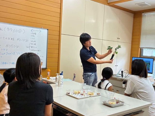 苺屋さんが先生に。
本物の苗を見ながら、いちごの育ち方や旬のひみつを楽しく学びます。親子でわくわくの学び体験!_苺屋 いちかわ農園