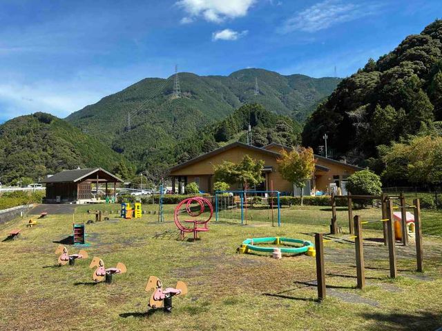 <体験施設外観>
雄大な山々に囲まれた自然豊かなロケーション。木の温もりを感じる建物と、のびのび遊べる広場が魅力です。_苺屋 いちかわ農園